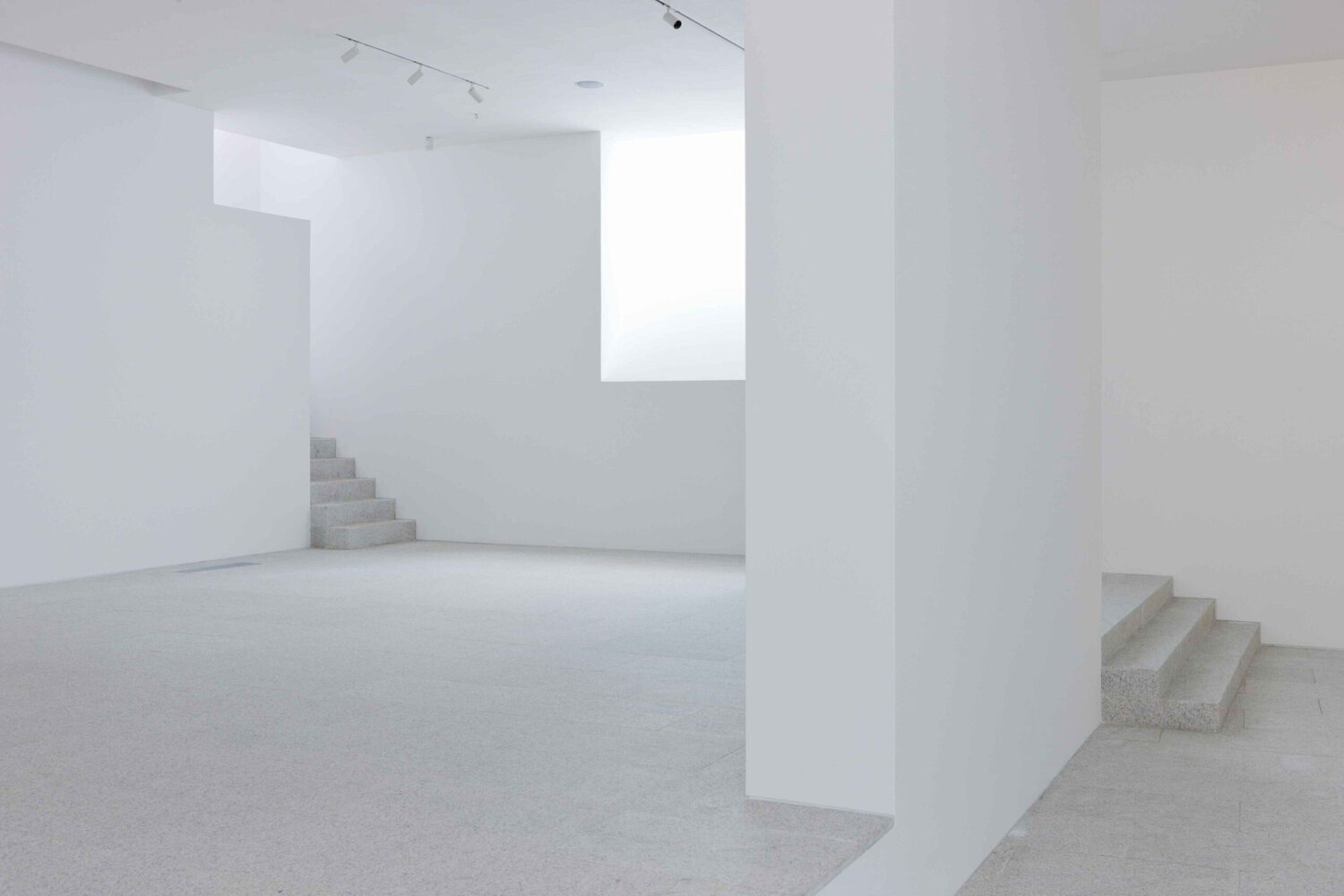 оштукатуренная стена, белая стена в интерьере, шпаклевка стен, белые стены в квартире, стиль минимализм