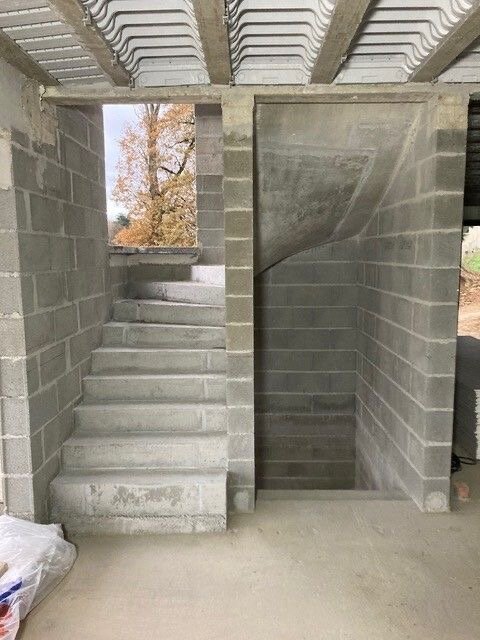 монолитная лестница, дом лестница, лестница из газобетонных блоков на второй этаж, лестница из бетона, лестница бетонная