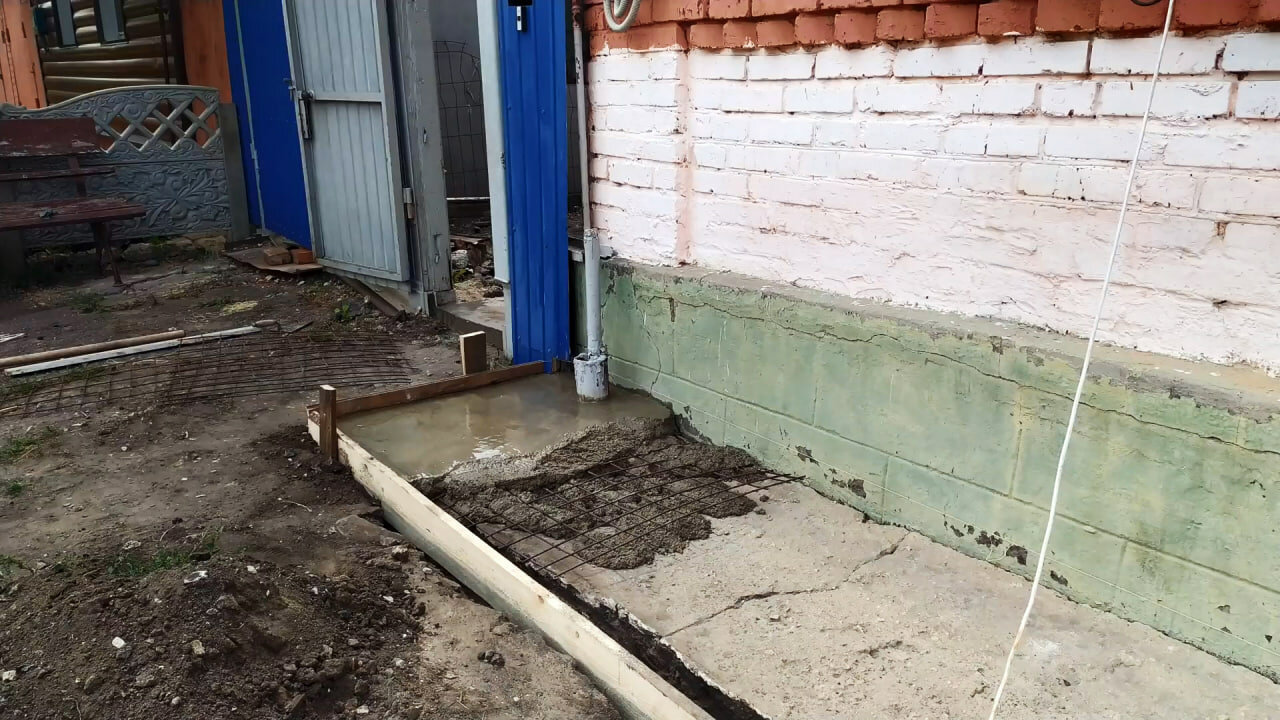 Бетонная отмостка вокруг дома