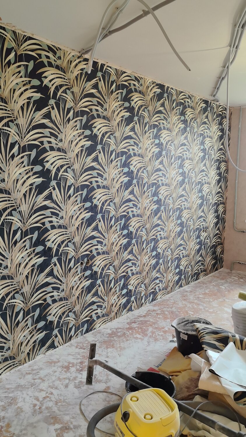 интерьер комнаты, интерьер с обоями, стены в интерьере, дизайн интерьер, перья в интерьере