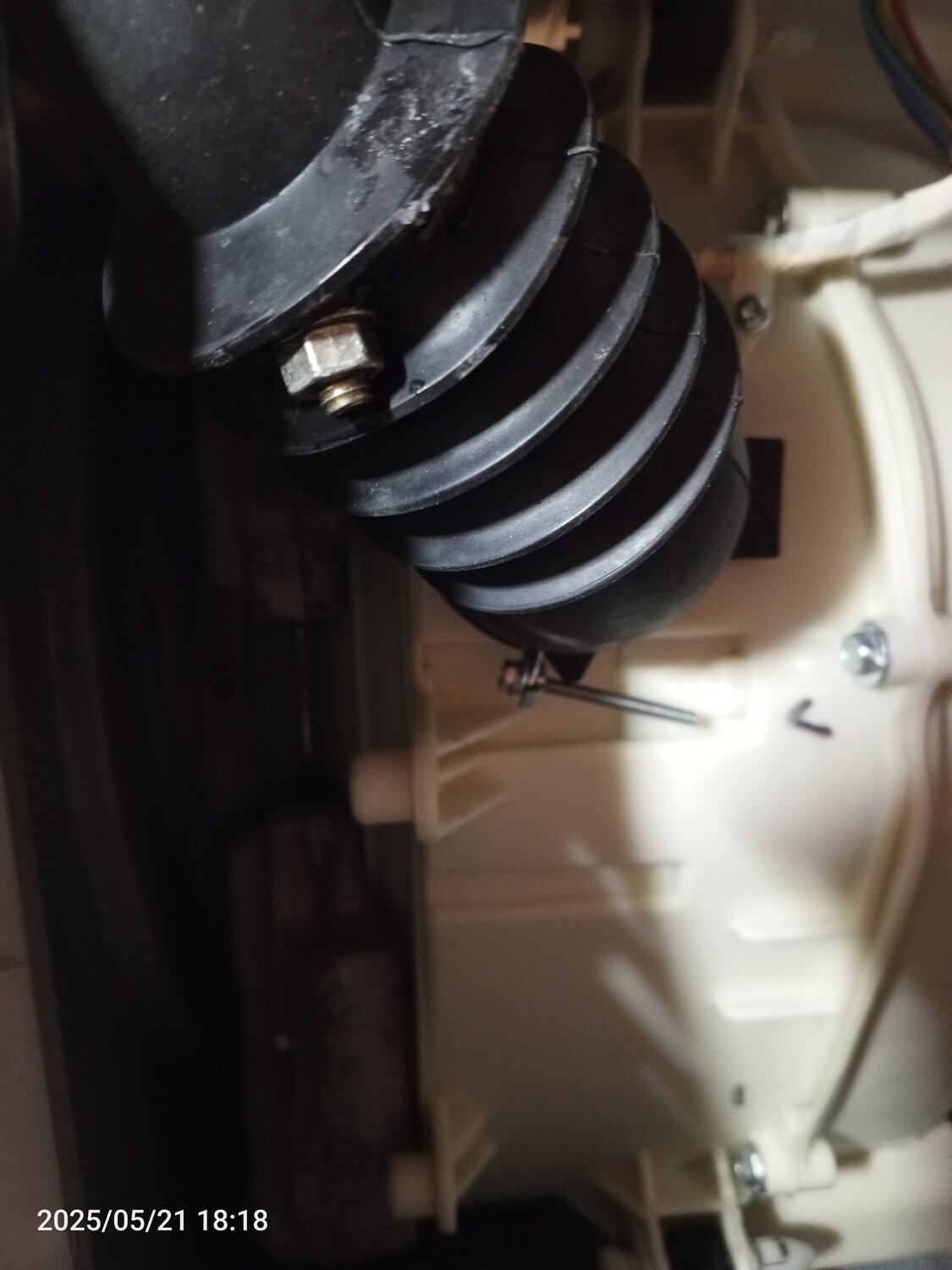 сливной патрубок стиральной машины, пружины барабана стиральной машины индезит, патрубок в стиральной машине, сливной патрубок стиральной машины индезит wgs634txr, насос в стиральной машине