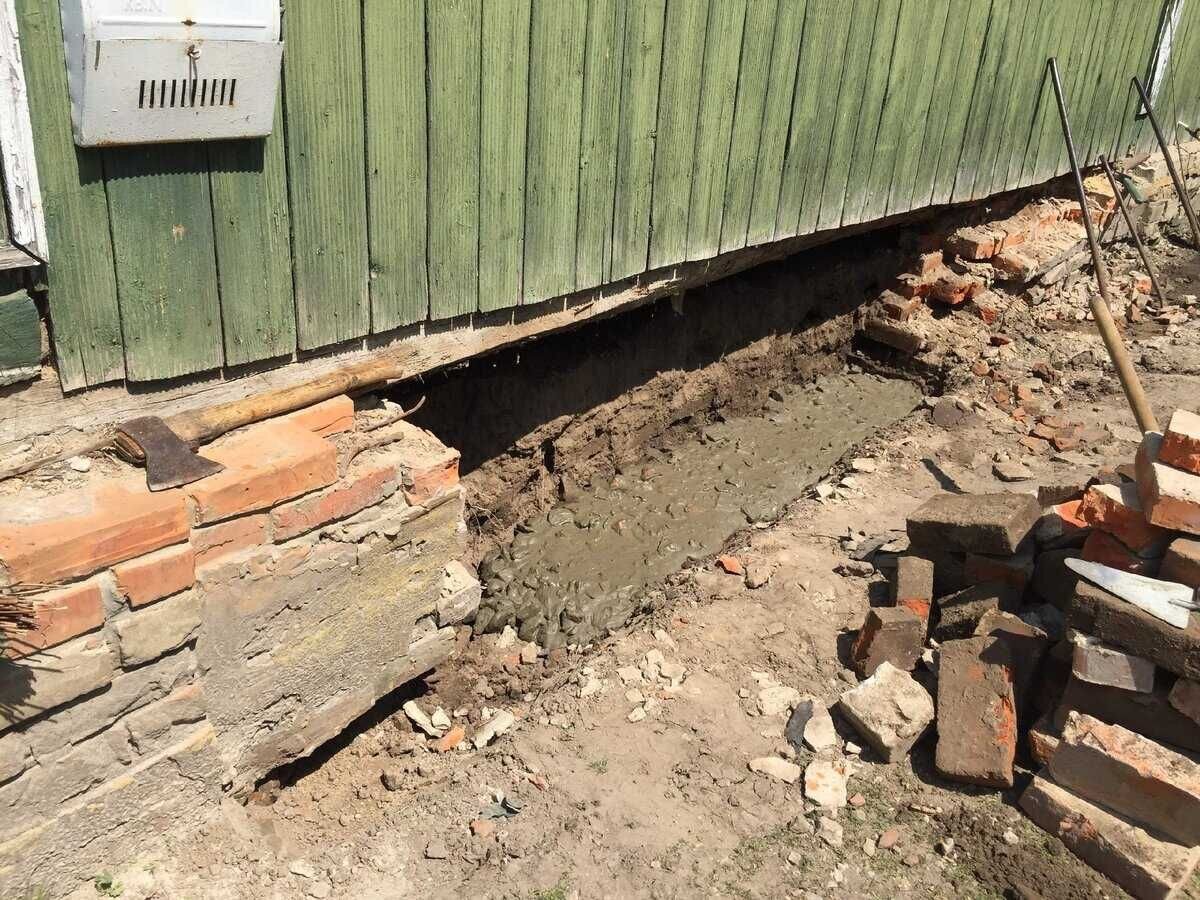 укрепление фундамента частного дома, реконструкция старого фундамента, ремонт фундамента деревянного дома, ремонт фундамента, замена фундамента под деревянным домом