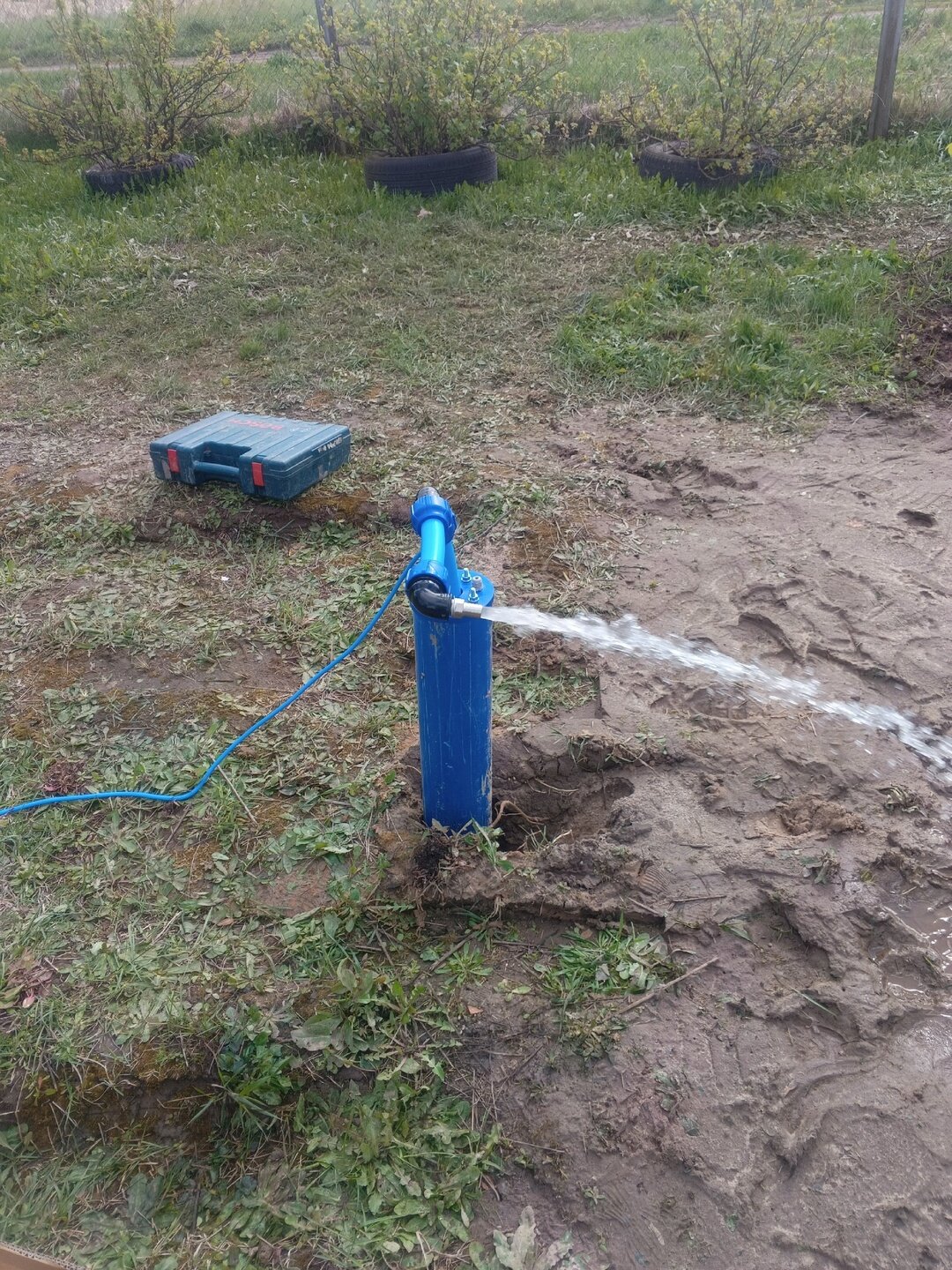 самоизлив абиссинской скважины, обустройство скважины на воду, летнее обустройство скважины, бурение скважин на воду, скважина на воду на даче