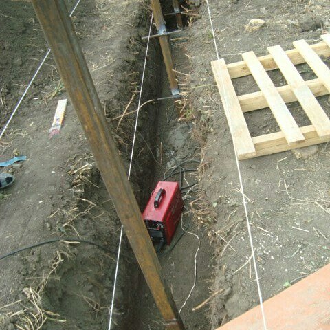 фундамент для забора с закладными, арматура для фундамента забора, фундамент для забора с металлическими столбами, фундамент под закладной откатных ворот, фундамент для забора вровень с землей