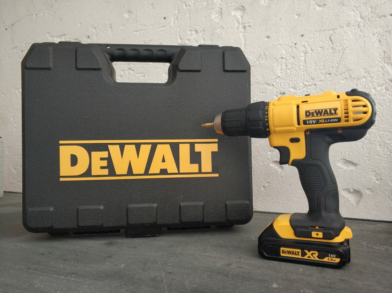 шуруповерт аккумуляторный деволт dw, гайковёрт аккумуляторный деволт 815, дрель-шуруповёрт аккумуляторная dewalt dcd 771, dcd710c2 dewalt комплект, dewalt шуруповерт в работе