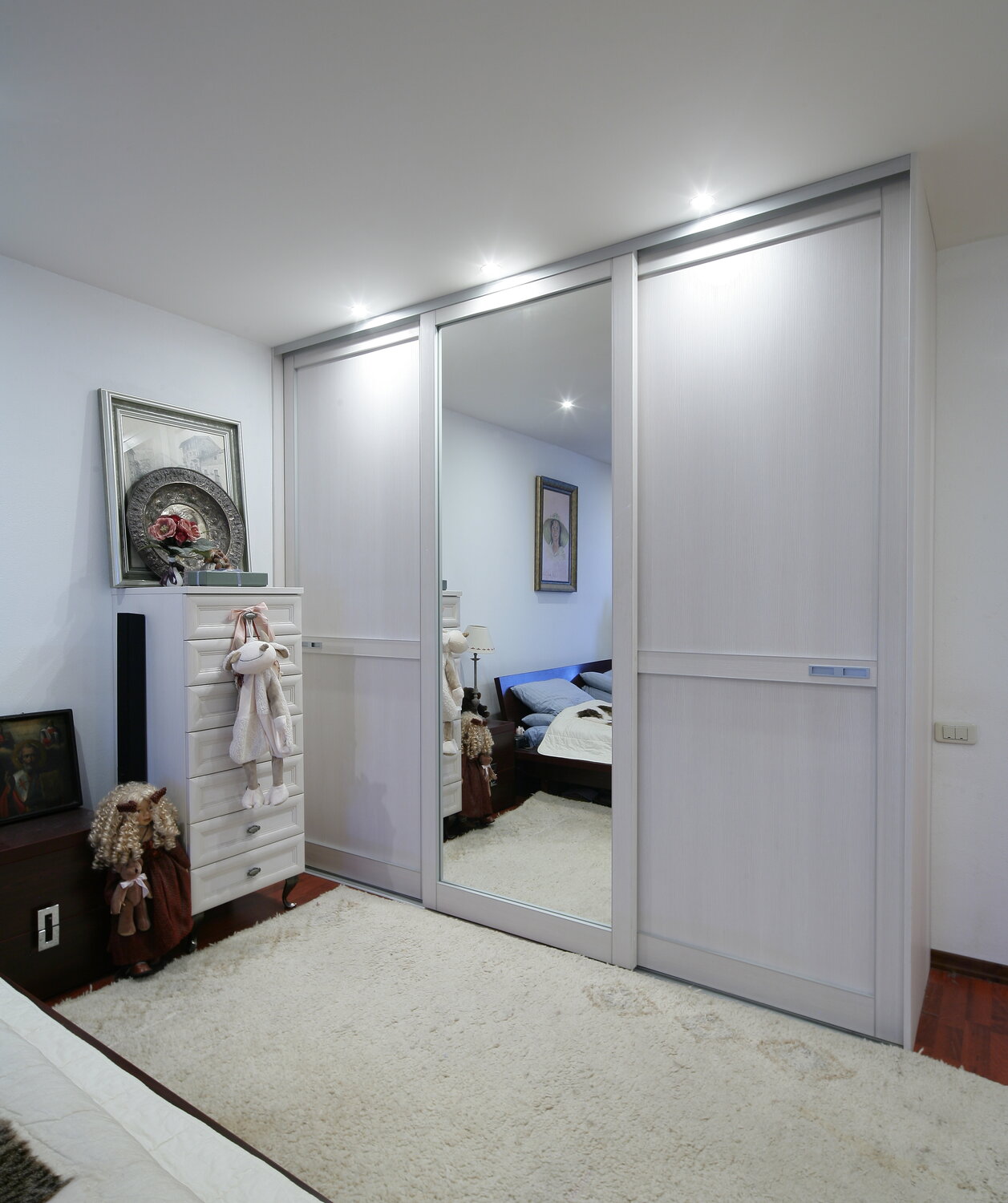 встроенный шкаф купе белый глянец с зеркалом, встроенный шкаф купе зеркальный, шкаф купе в комнату белый, зеркальные двери для гардеробной, белый зеркальный шкаф купе