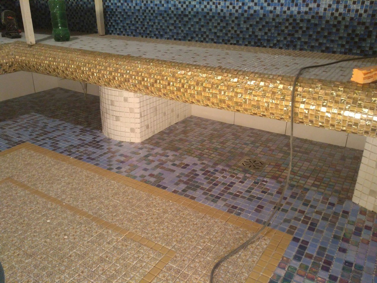 хамам neofit, хаммам, мозаика для хамама оникс, укладка мозаики на лавочку в хамам, стол для хамама