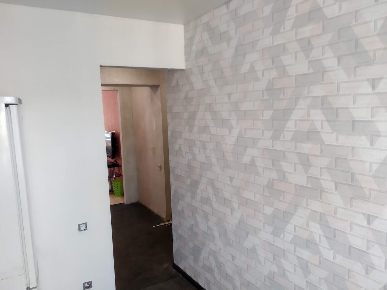 штукатурка шелковая декоративная белая, квартира, декоративный кирпич для внутренней отделки, ремонт в квартире, декоративный кирпич елочкой