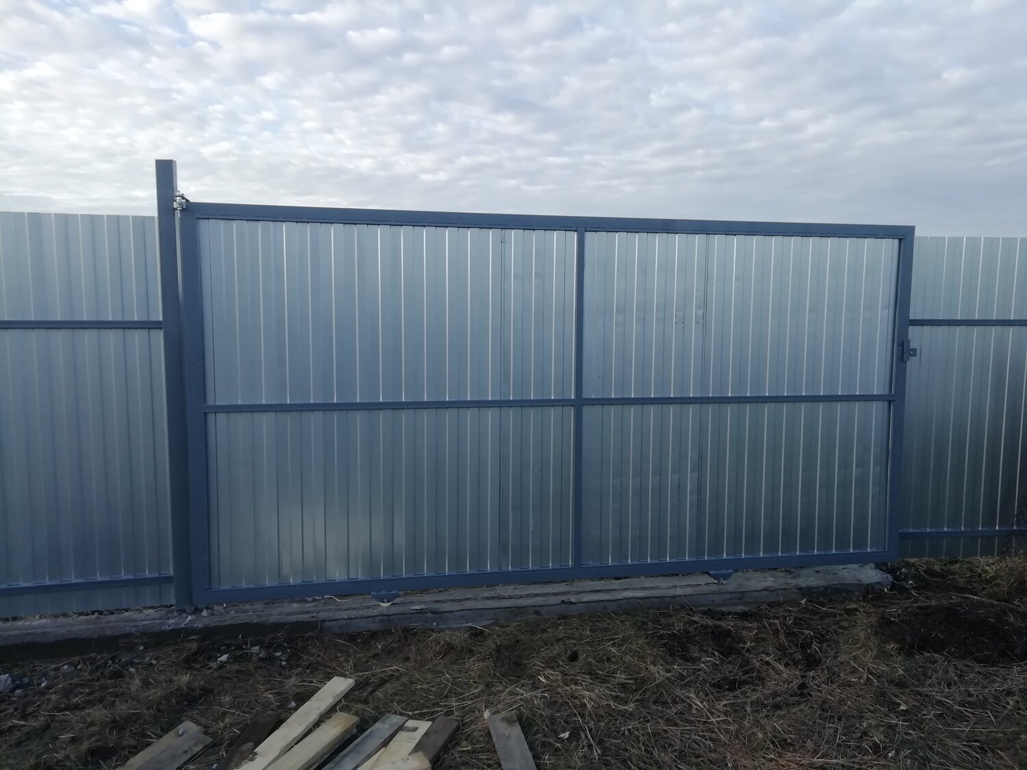 забор из профнастила, забор из профлиста, калитка для забора из профнастила своими руками, забор из профнастила внутри, забор из оцинкованного железа