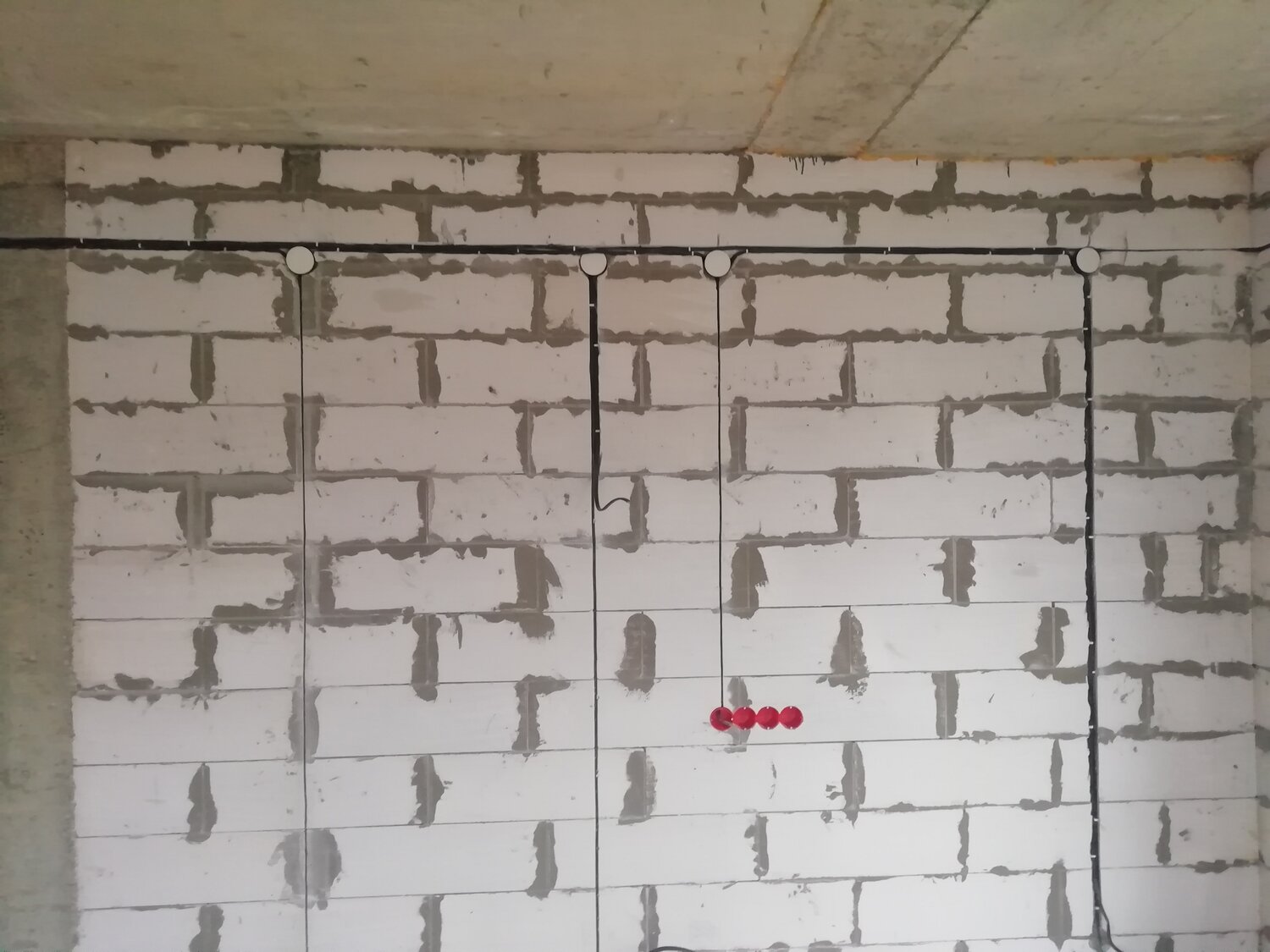 электрика в газобетоне, электрика в газобетонном доме, штроба в кирпичной стене, электромонтаж, стена