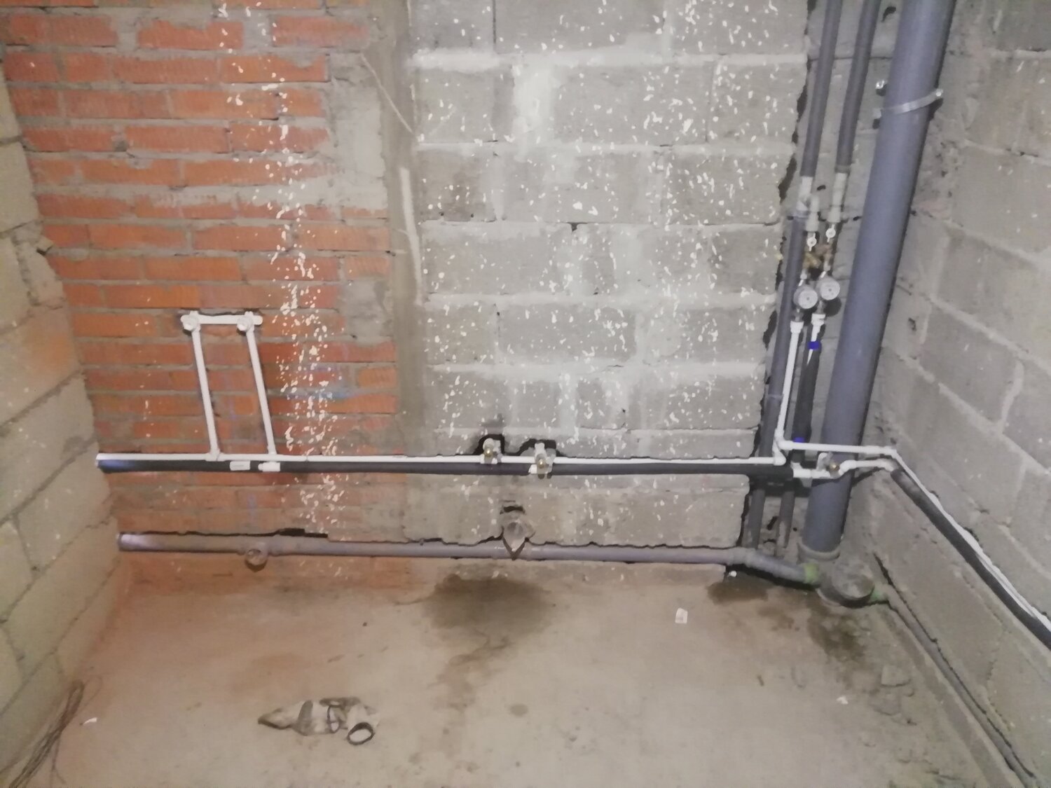 разводка труб, разводка труб водоснабжения в стене, штробы для водопровода, прокладка труб водоснабжения в ванной, разводка труб в совмещенном санузле