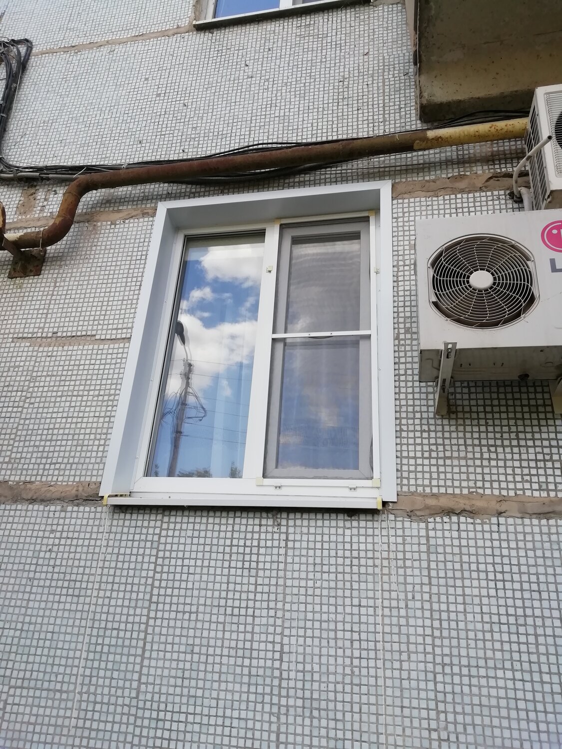 наружный блок кондиционера, наружный блок кондиционера на фасаде, наружный блок кондиционера ksrq21hfan1, кондиционер, кондиционер на фасаде