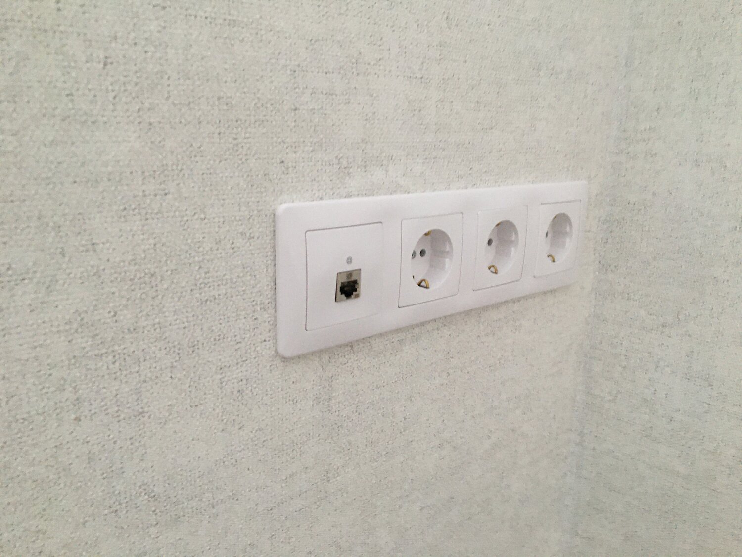 розетка, электромонтаж розеток, блок розеток на 4 розетки для скрытой проводки, блок розеток под тв, розетка в стене