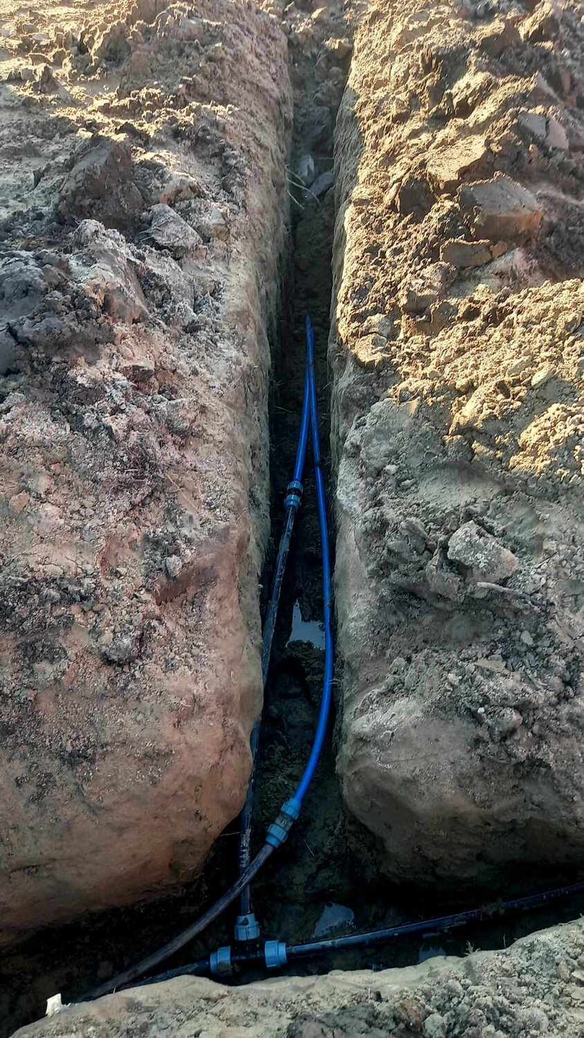 траншея для прокладки водопровода от скважины, пнд 32 газопровода траншея, подвод воды к дому от водопровода, линия водопровода, водопровод в селе