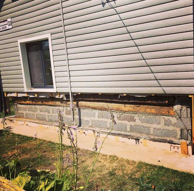 дверца из сайдинга для цоколя свайного фундамента, обшить цоколь свайного фундамента, отделка цоколя сайдингом, отделка цоколя свайного фундамента, сайдинг без отмостки