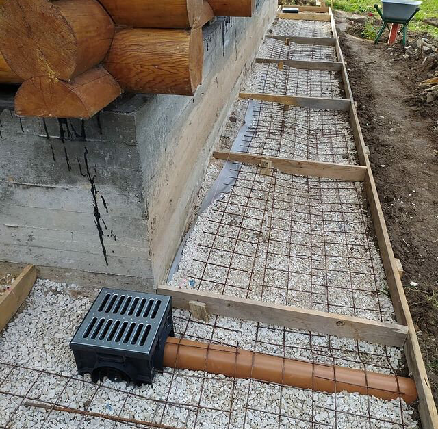 опалубка для монолитного фундамента из арматуры на 80 мм, компенсационный шов в отмостке, стеклопластиковая арматура для отмостки, стяжки для бетонной опалубки, бетонирование отмостки