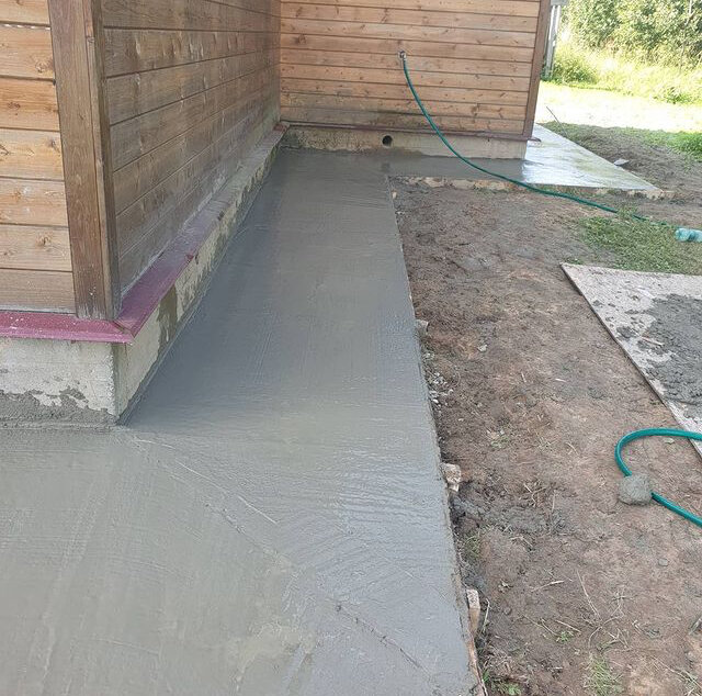 бетонирование отмостки, отмостка, железнить отмостку, обустройство отмостки вокруг дома, заливка отмостки бетоном