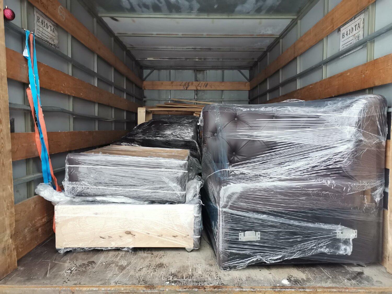 аккумуляторы на паллетах, упаковка, склад, тара для запчастей, промышленная