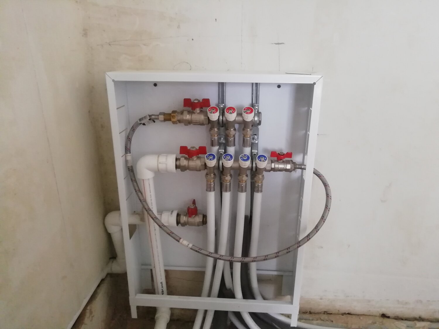 шкаф для распределительной гребенки отопления, обвязка теплого пола grundfos+шкаф, разводка в сантехническом шкафу, шкаф для разводки теплый пол, тёплый водяной пол rehau гребенка на 150 кв