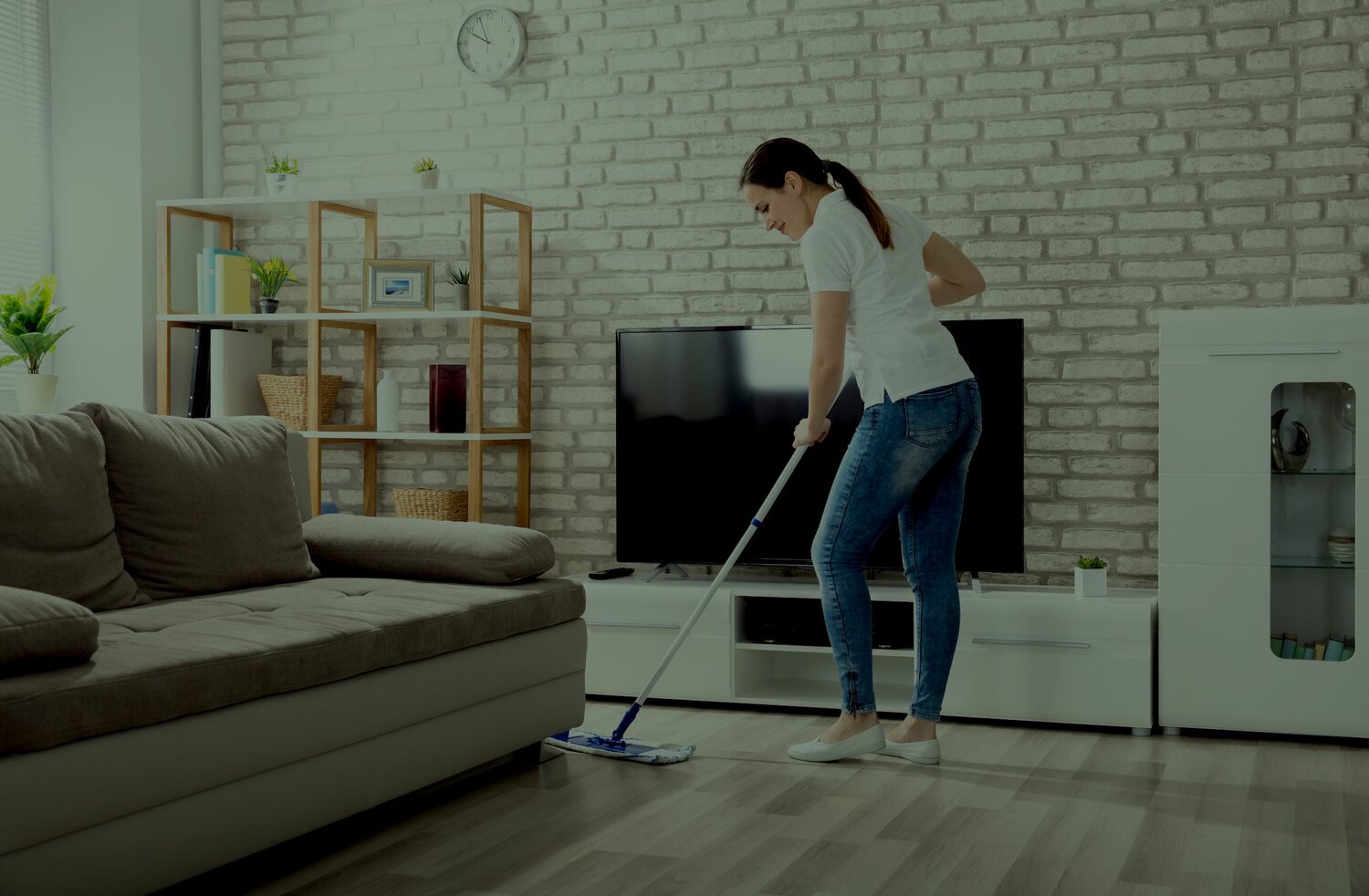 уборка в гостиной, floor cleaning, уборка волос с пола, пылесос в комнате, женщина с пола