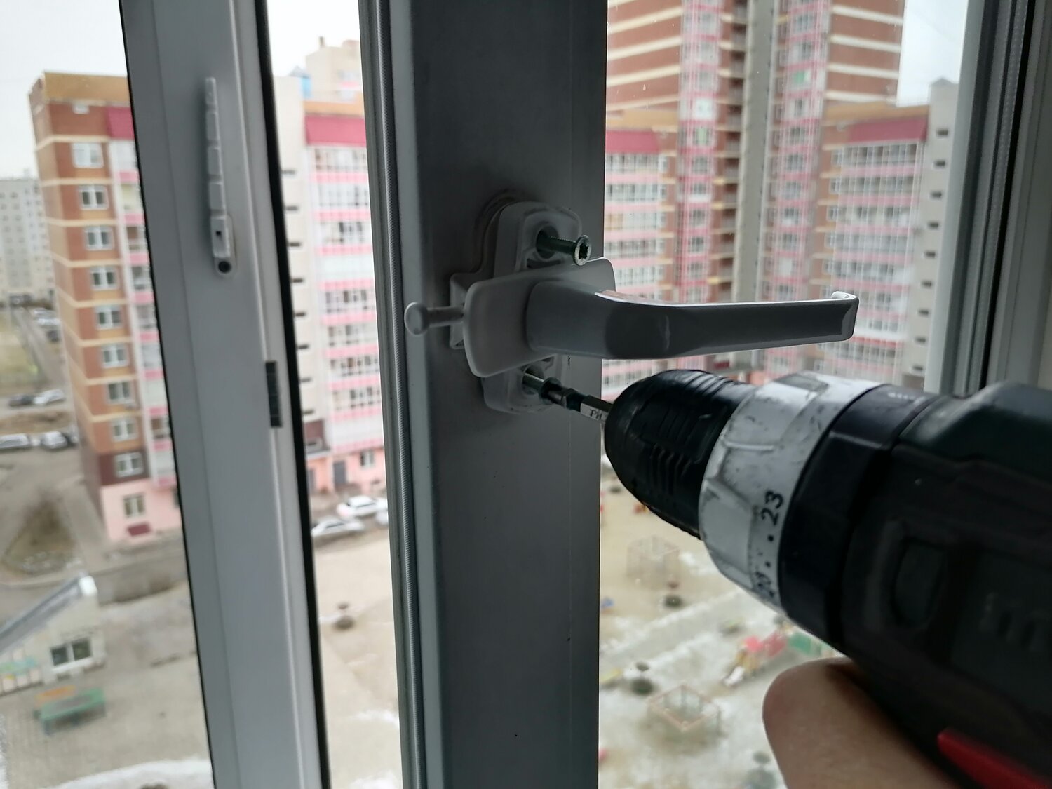 Установка или замена оконных ручек