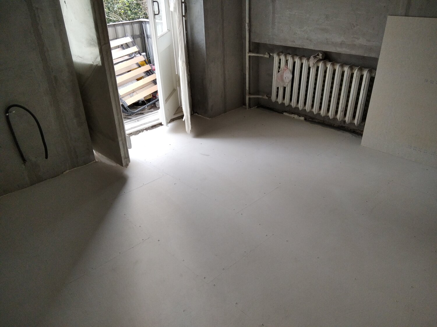стяжка пола, стяжка пола от застройщика, квартира, наливной пол, пол