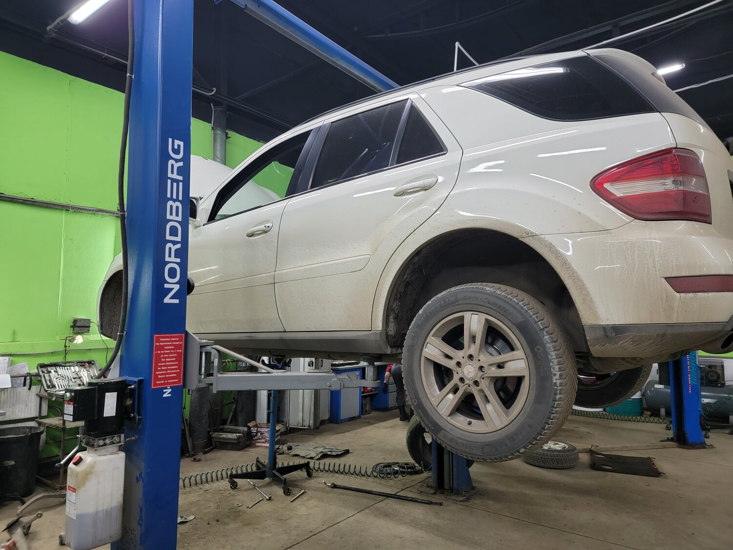 мерседес мл 350 задняя часть, mercedes ml 350 amg, мерседес gl на подъемнике, honda cr-v 3 на подъемнике, авто