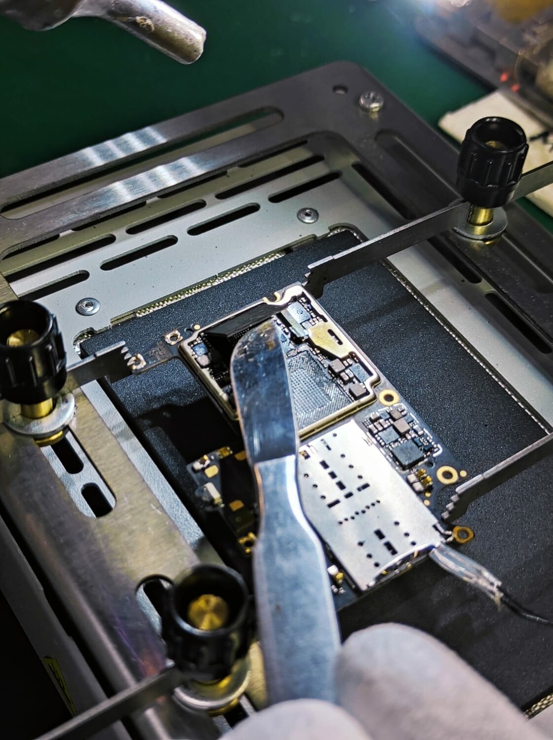 пайка материнской платы iphone, ремонт телефонов, пайка платы iphone, пайка платы iphone x, ремонт ноутбуков