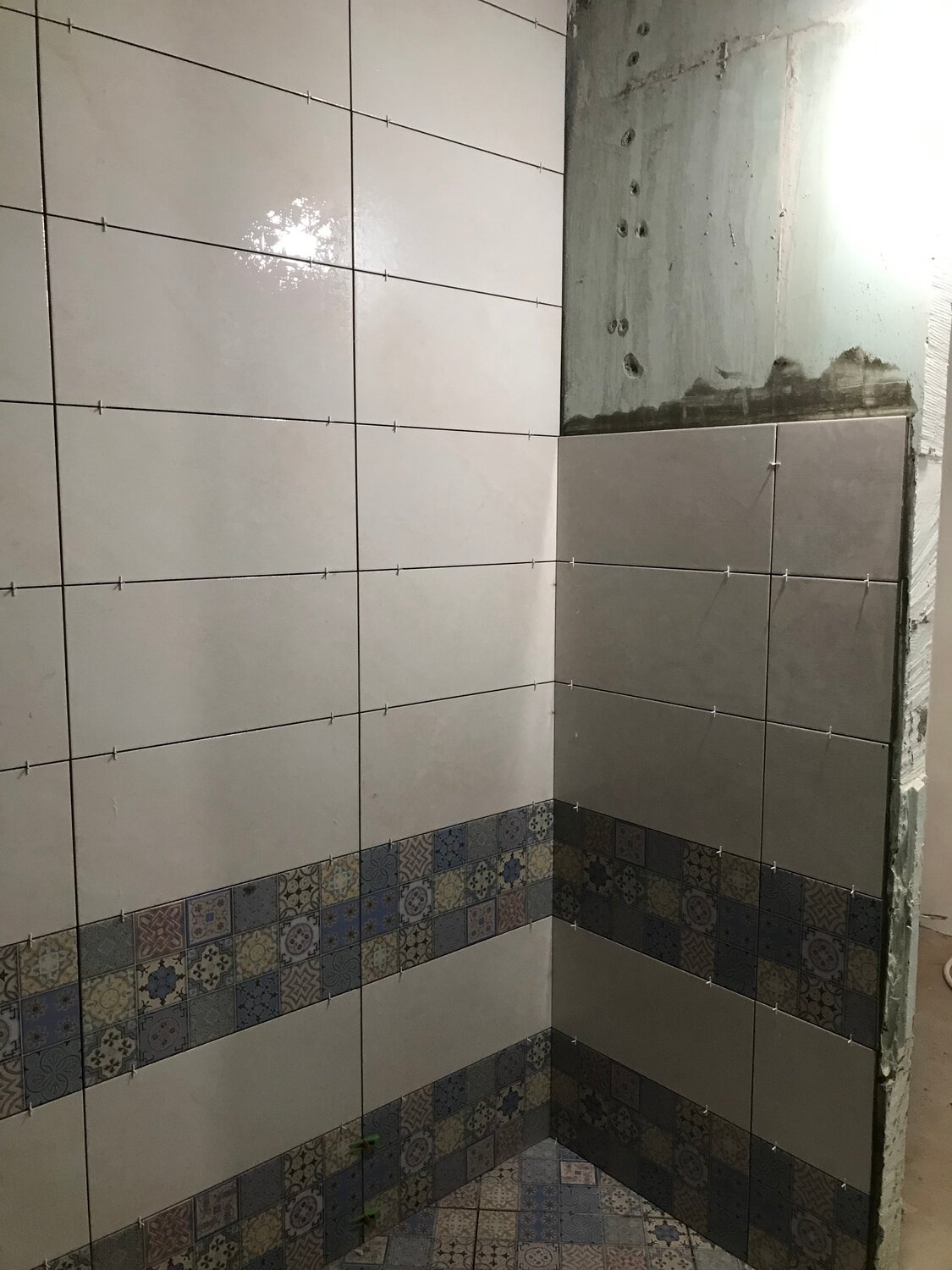укладка плитки в ванной, укладка плитки, укладка кафеля, облицовка ванной комнаты плиткой, плитка на стену