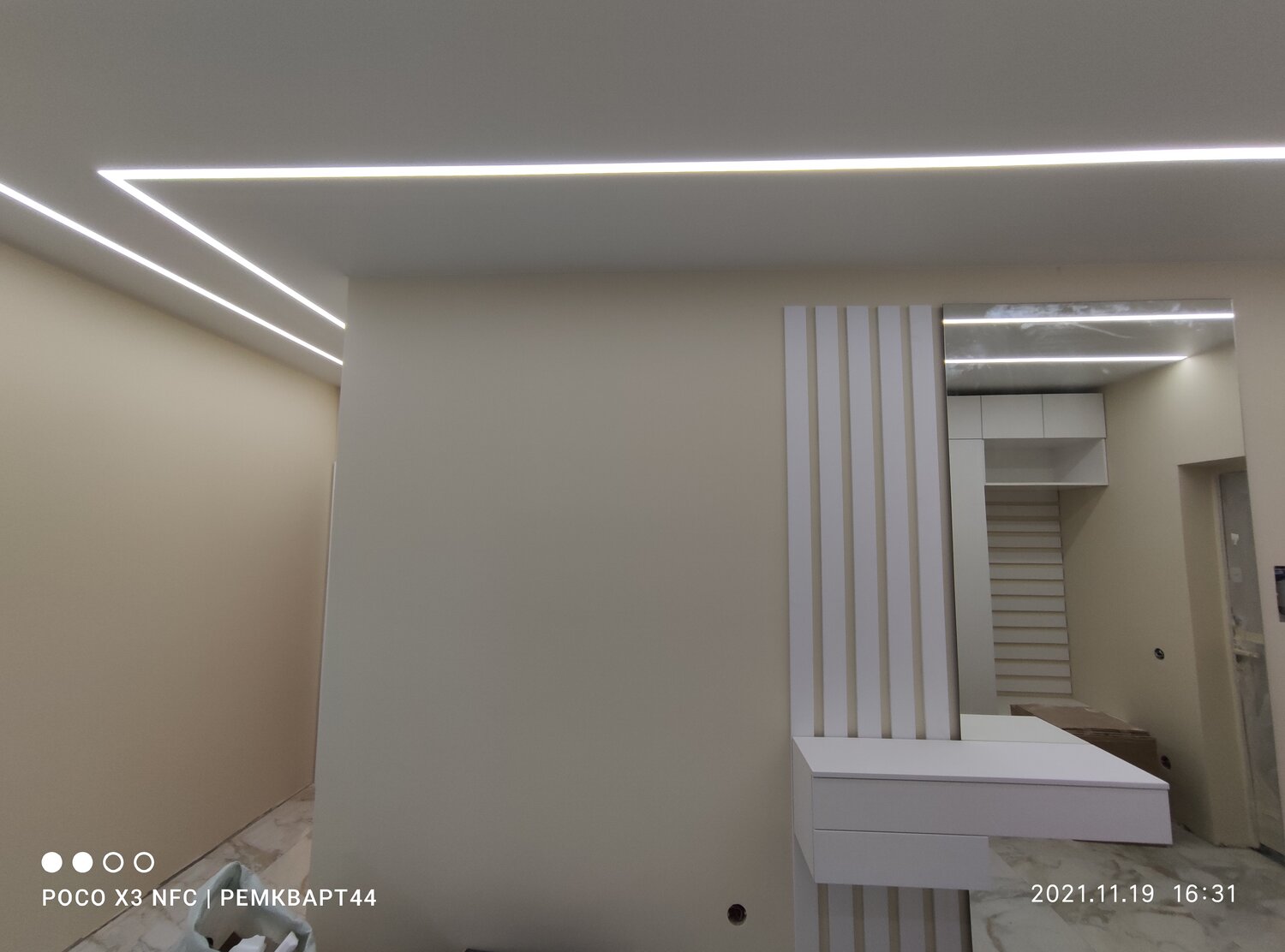 потолок световые линии, световые линии на потолке на кухне, световые полосы на стене, двухярусный потолок со световыми линиями, световые линии