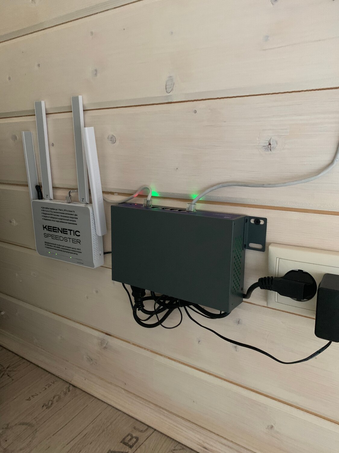 wi-fi роутер keenetic giga (kn-1010), роутер в частном доме, wi fi роутер, роутер беспроводной, вай фай роутер