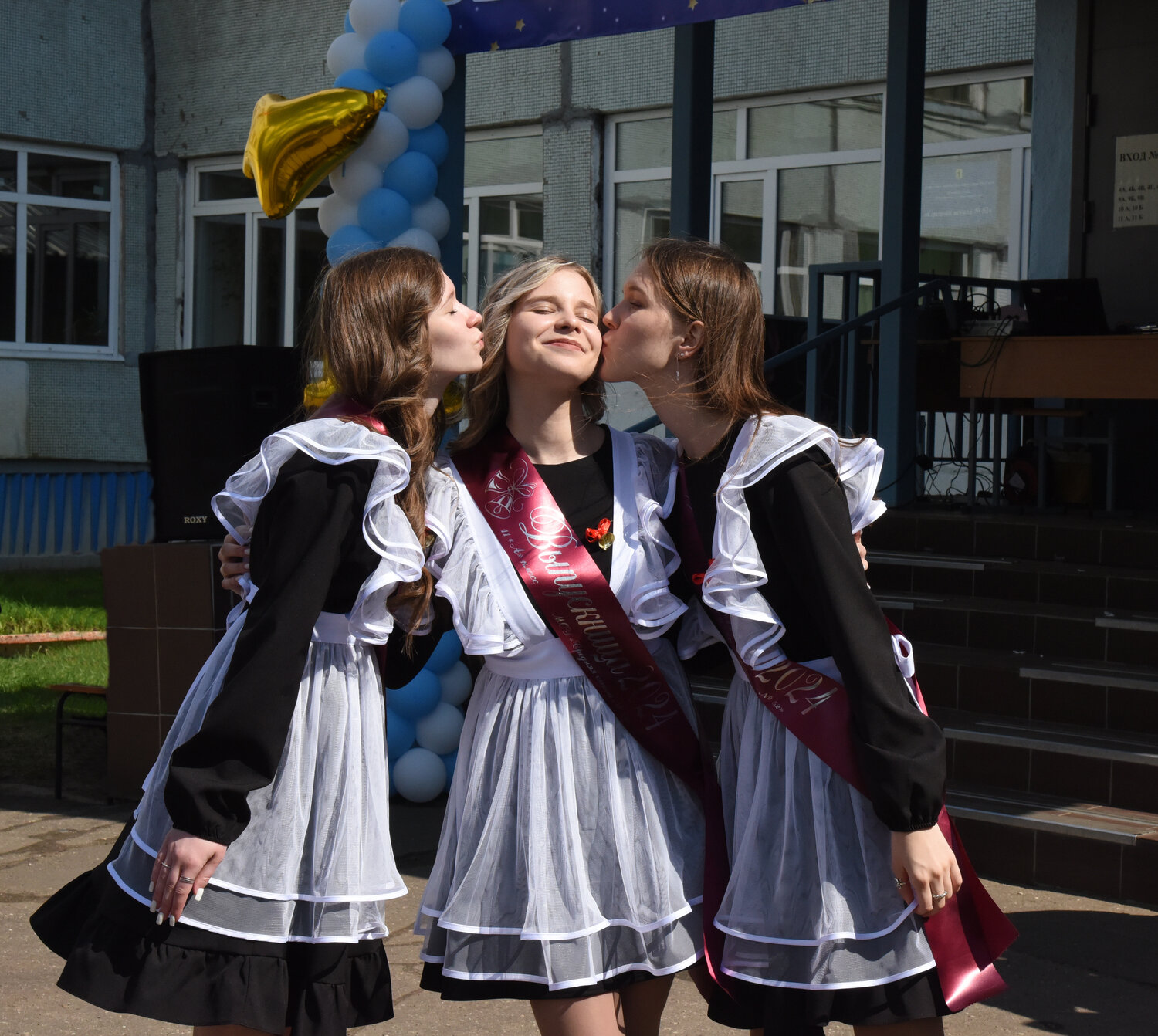 последний звонок, школьная форма, красивые выпускницы, выпускники школы, в школе