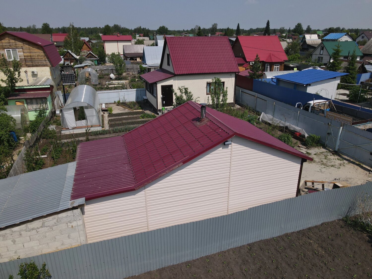 красный профнастил крыша, крыша металлочерепица, металлочерепица для крыши виды, крыша из профлиста, профнастил красный