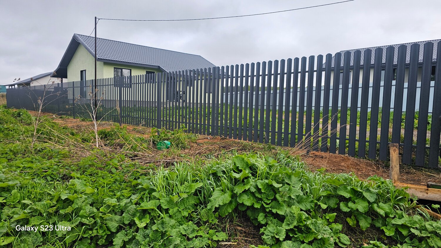 дачный забор из евроштакетника, забор из металлического штакетника, штакетник забор металлический, штакетник серый ral 7024, забор из евроштакетника