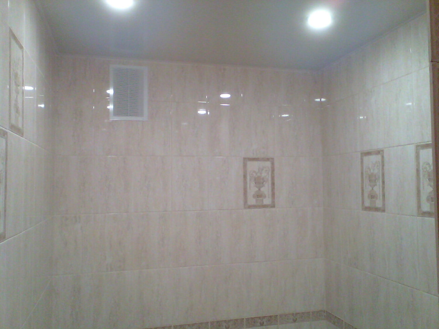 керамическая плитка kerama marazzi травертин, укладка плитки в ванной под ключ бежевый, панели пвх, короб из пвх панелей в ванной, квартира