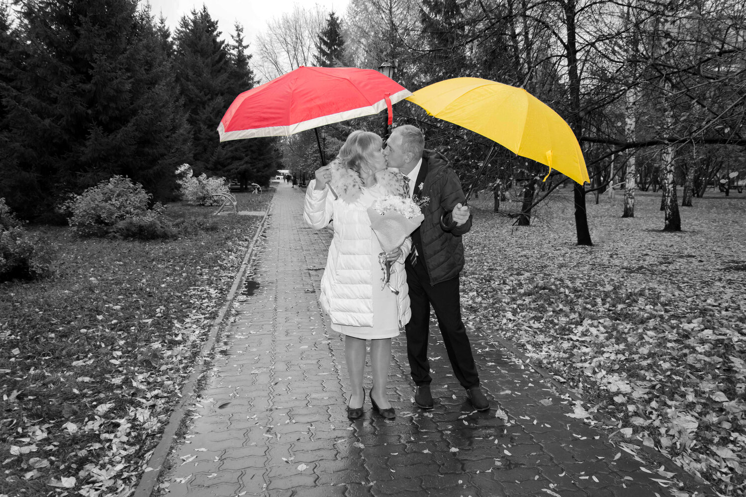 свадебная фотосессия под дождем, любовь средних лет дождь, под дождем, свадебная фотосессия в дождь на улице, романтический красный зонт пара