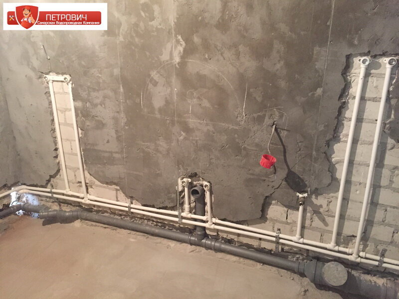штробление стен под трубы водоснабжения, сантехническая штроба, штроба под водорозетки, разводка труб под линейный трап, разводка труб в хрущевке