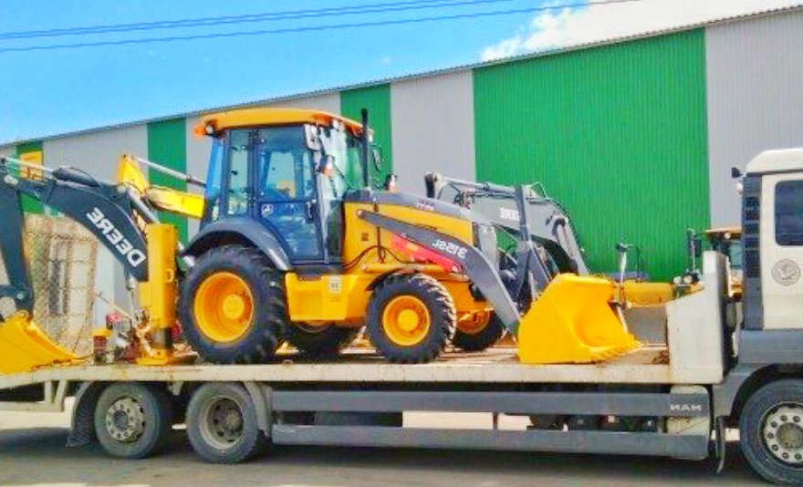 грузовой эвакуатор jcb, эвакуатор для экскаватора погрузчика, спецтехника эвакуатор, вилочный погрузчик, погрузчик jcb