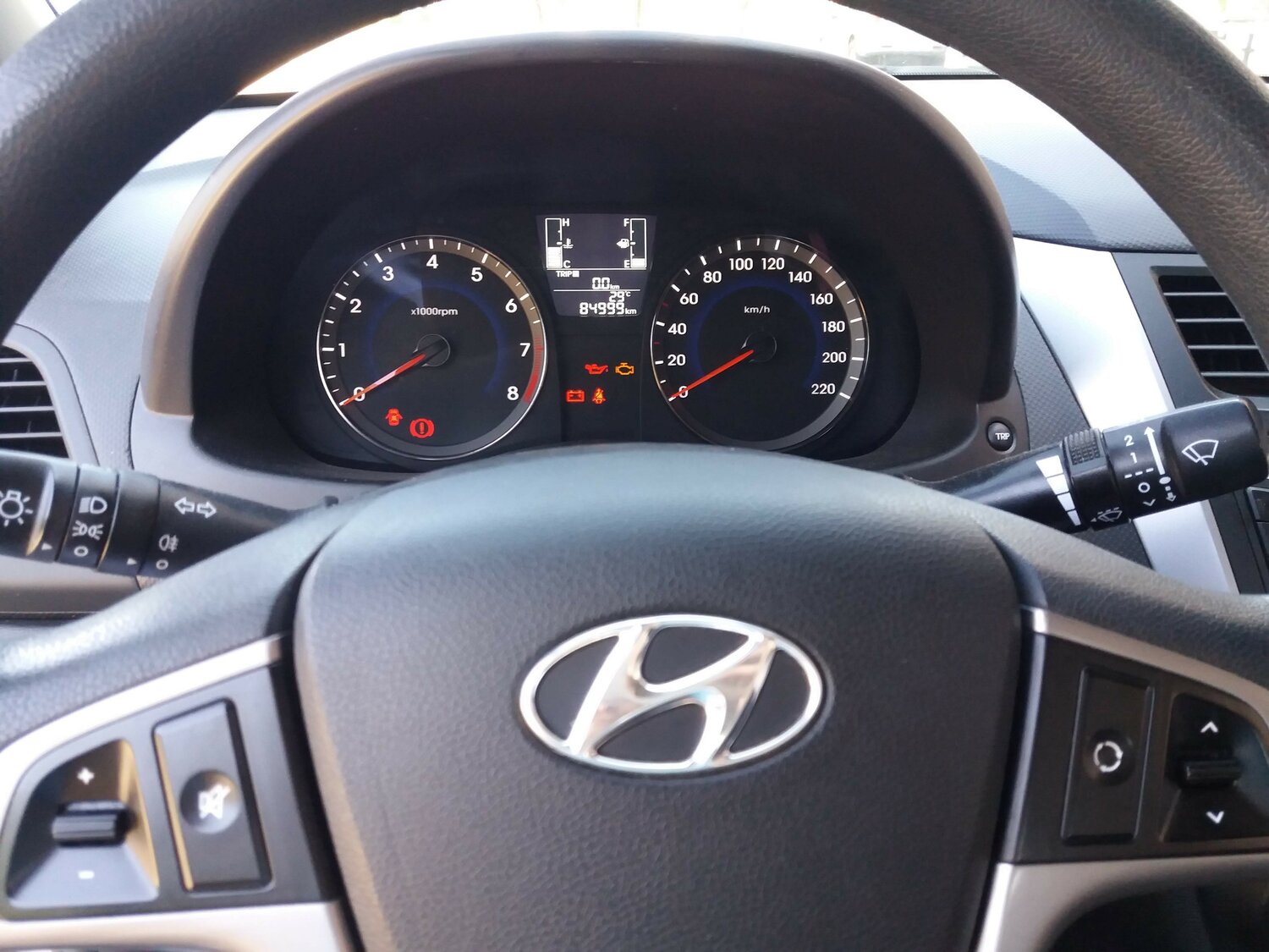 приборная панель солярис 2017, hyundai solaris, хендай i20 2016 приборная панель, индикаторы спидометры хундай солярис 2016, тахометр хендай солярис