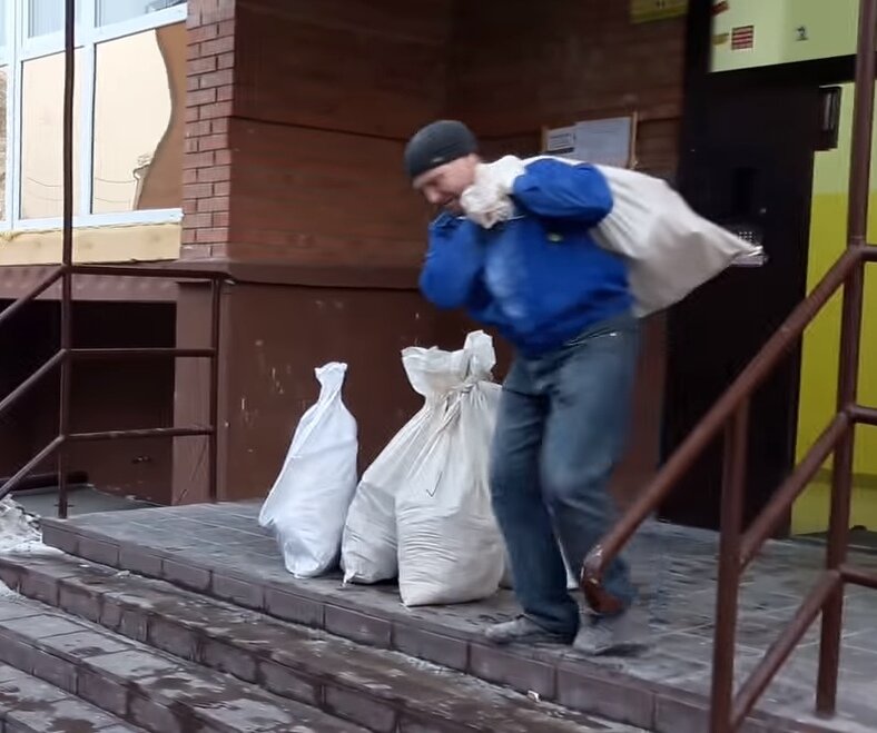 грузчик, человек, грузчик на стройке, уборка мусора, вывоз бытового мусора из квартиры