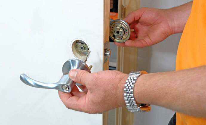 вскрытие замков, locksmith, мчс вскрытие замков, дверная ручка, замок для двери