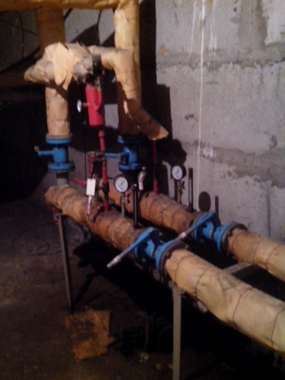 узел учета холодного водоснабжения (уухвс), теплоснабжение, теплоизоляция водопроводных труб в подвале, отопление, подача теплоснабжения