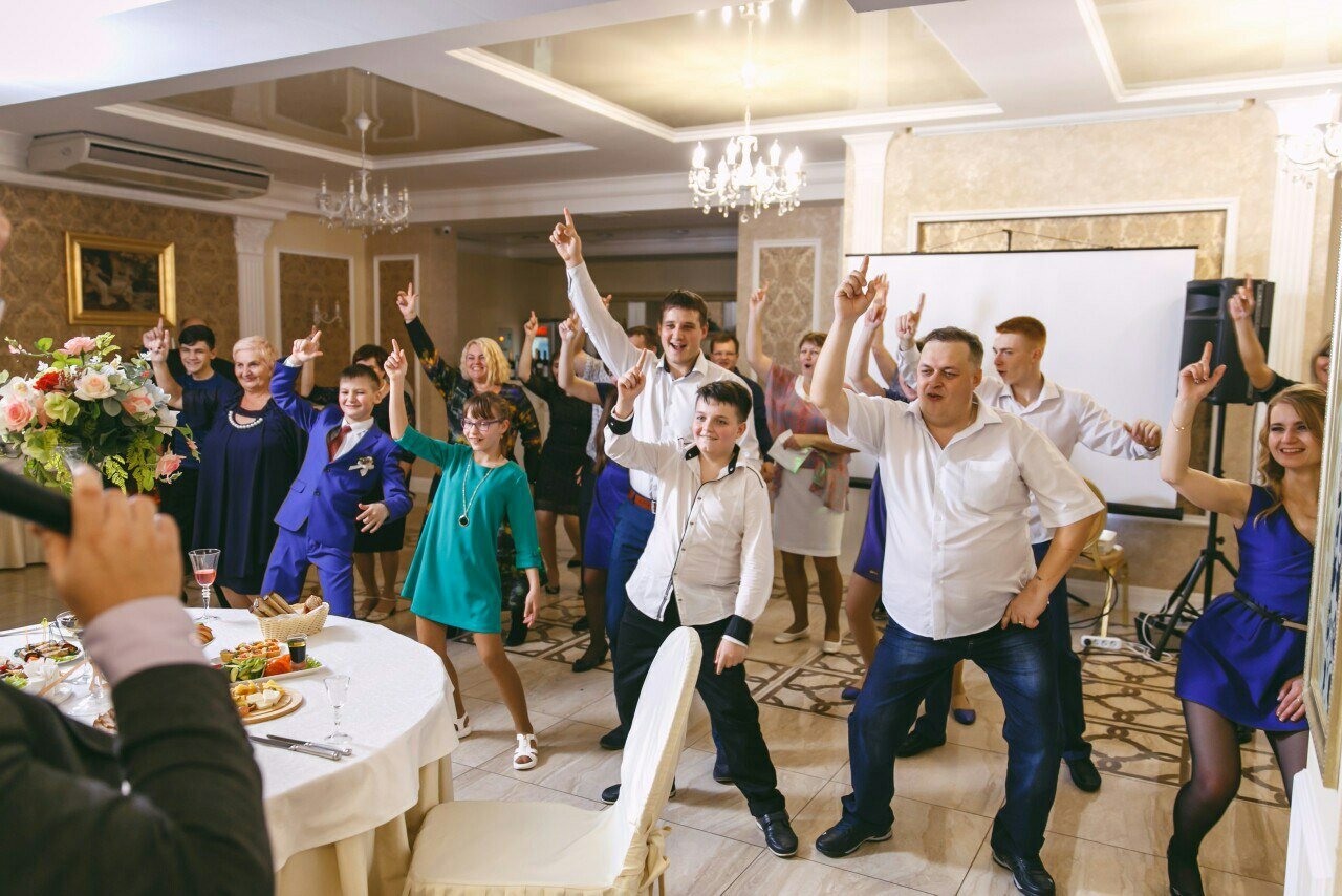 на свадьбе, свадебное торжество, тамада, ведущий праздник юбилей выпускной, корпоратив