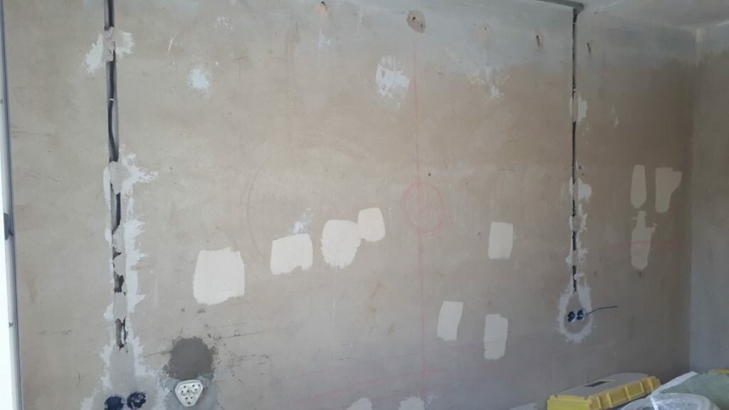 штробление под проводку в панельном доме, штробление стен под проводку, штроба, красивые штробы под проводку, штробление бетонной стены п44