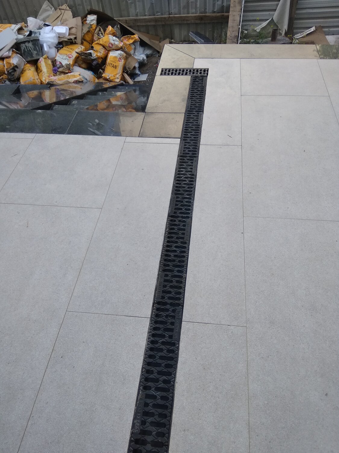 ливневая канализация в бортовой камень, бордюр ливневка, тротуар, лоток водоотводный, тротуарная плитка