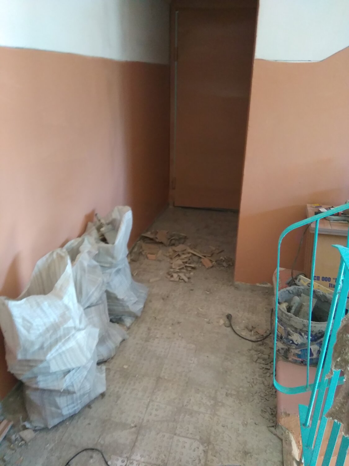 квартира, комната, хлам на лестничной площадке, подъезд без ремонта, жилья