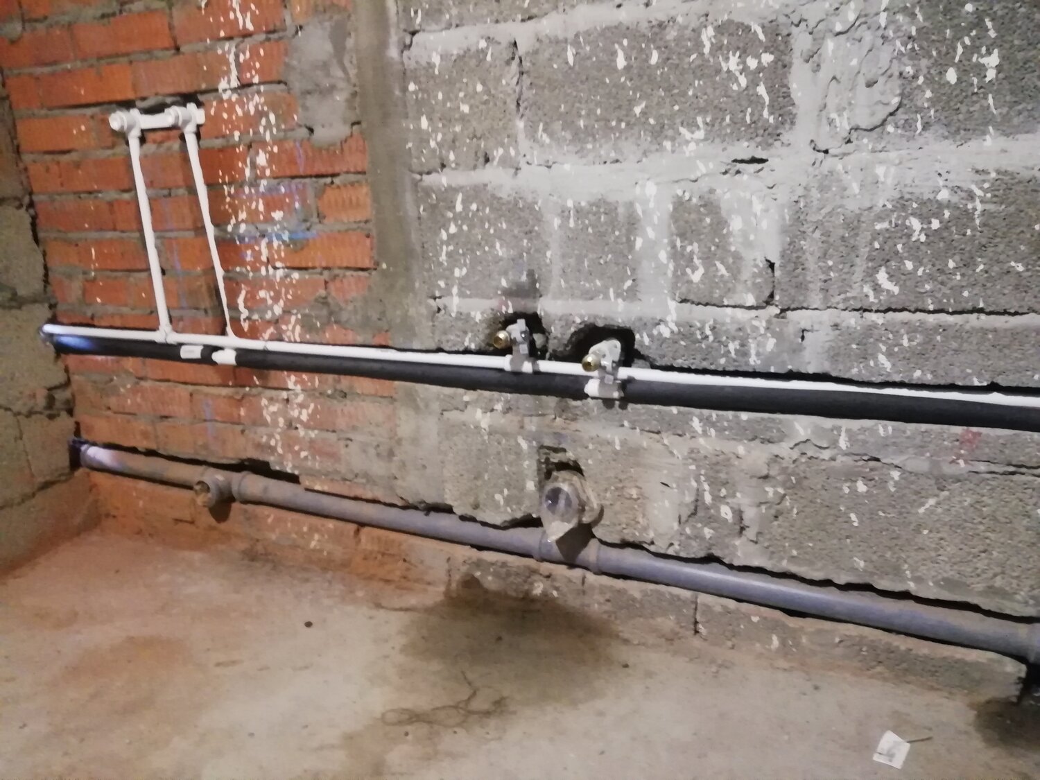 штробы для водопровода, штробление стен под трубы водоснабжения, разводка труб, разводка канализации в душевой, разводка труб в хрущевке