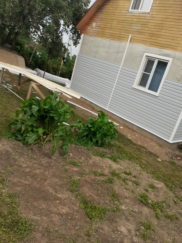 дача, отделка фундамента сайдингом, отделка цоколя белым сайдингом, сайдинг, дачная