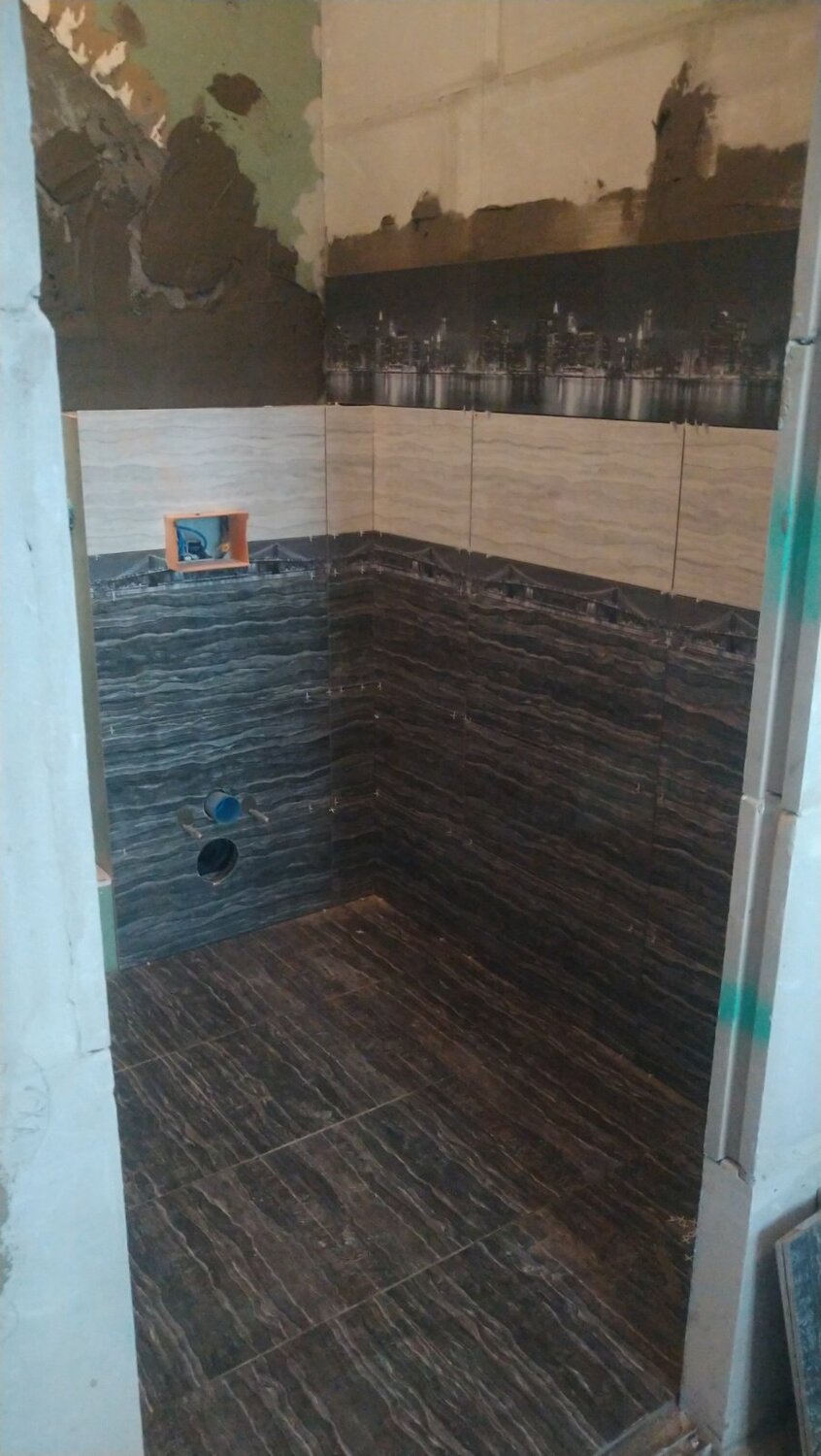 душевая с деревянной плиткой, плитка под дерево в ванной вертикально, укладка кафеля санузел, ванная 1.5 на 1.5 укладка плитки, отделка стен кафелем