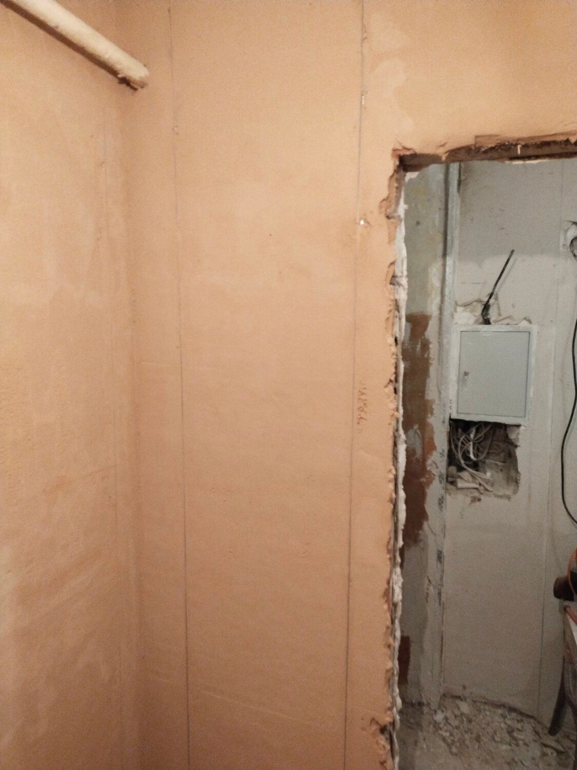 прокладка электропроводки в хрущевке, прокладка электропроводки в панельном доме, штукатурка электропроводки, штробление стен под электрощит в п-44т